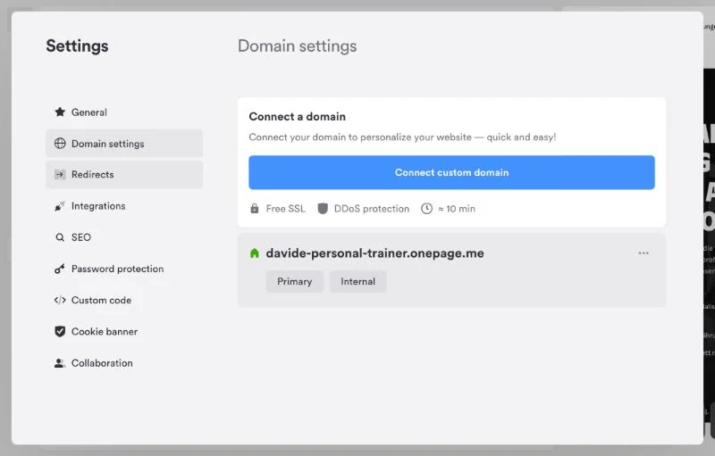 Schermata delle impostazioni del dominio di Onepage, con il pulsante Connect custom domain e l'indirizzo provvisorio che finisce con onepage.me